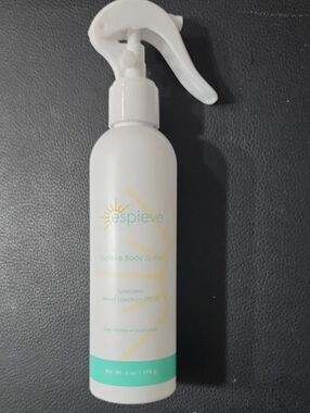 espieve Body Spray Sunscreen - White & Mint Bottle